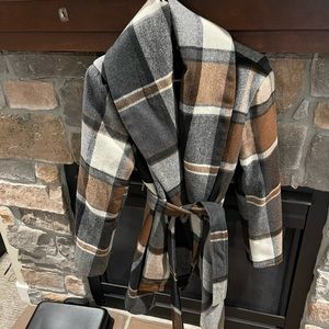 Beautiful dress coat, size Large.